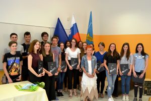 12. generacija maturantov in maturantk gimnazijskega programa Gimnazije Ilirska Bistrica z razredničarko Bojano Rosina Simonič (foto: Gimnazija Ilirska Bistrica)